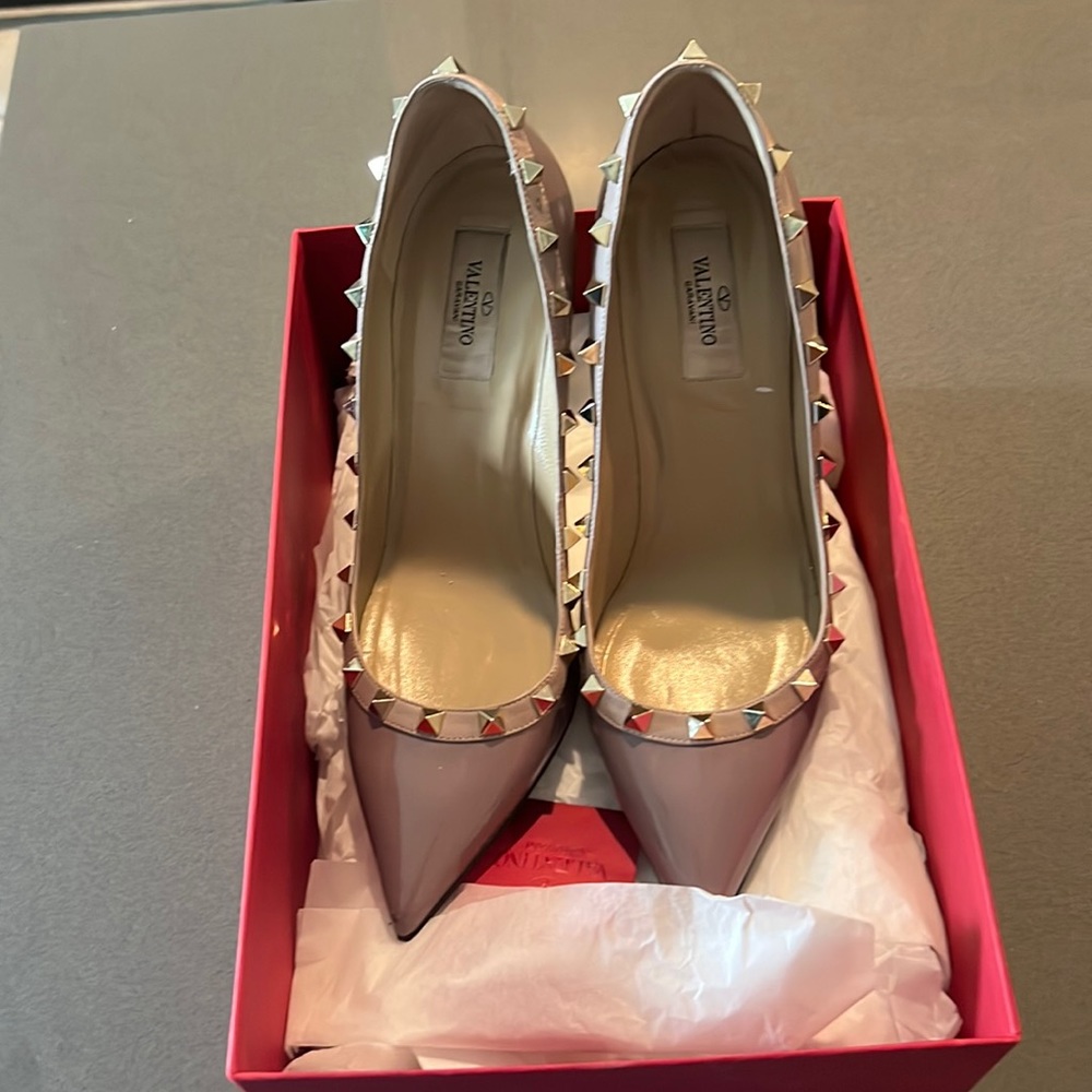 Valentino Rockstud Patent Pointy 👠 Heels in size 39.